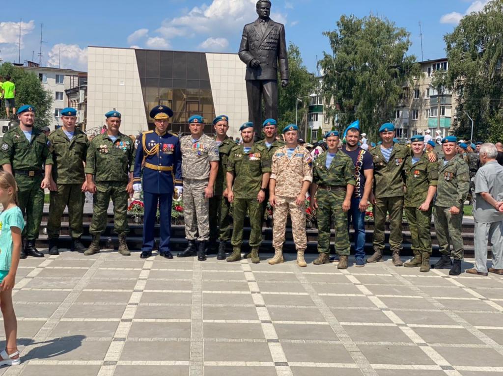 Шебекино сейчас обстановка какая. Военно патриотический сквер Шебекино. Сквер Айсберг Шебекино. Сквер ВДВ В Шебекино. Памятник ВДВ Шебекино.